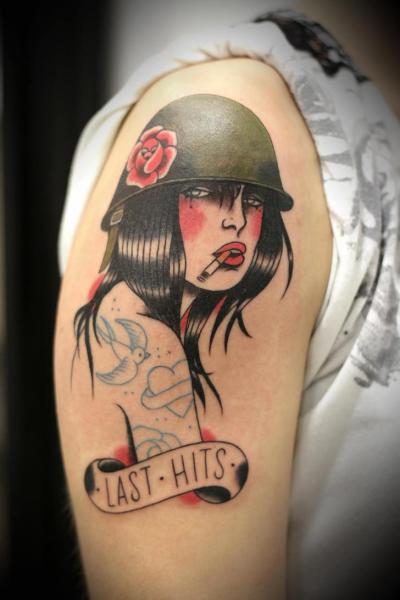 Tatuaż Ramię Old School Kobieta Hełm przez La Dolores Tattoo