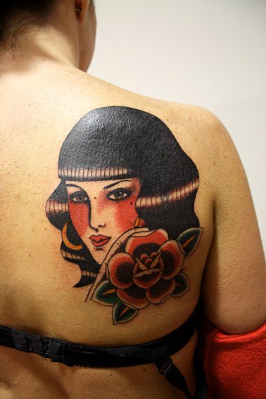 Schulter Old School Frauen Tattoo von La Dolores Tattoo