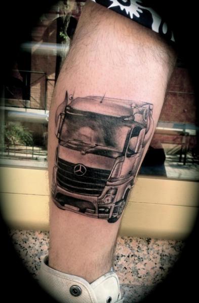 Tatuaggio Realistici Polpaccio Camion di Silver Needle Tattoo