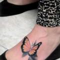 tatuaje Realista Pie Mariposa por Silver Needle Tattoo