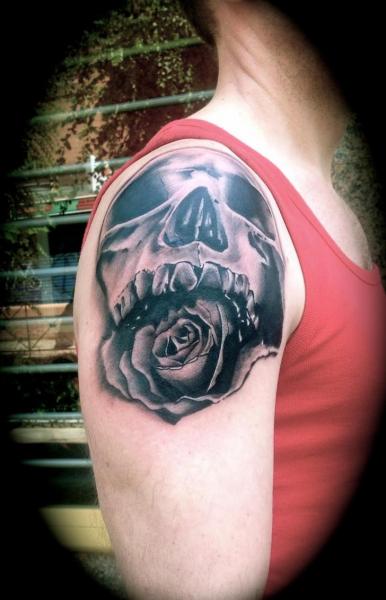 Tatuaggio Spalla Teschio Rose di Silver Needle Tattoo