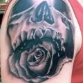tatuaggio Spalla Teschio Rose di Silver Needle Tattoo