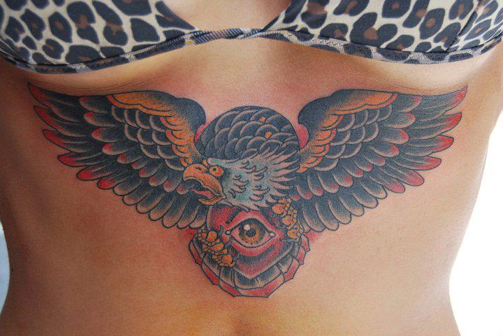 Tatuaje Old School Águila Pecho por Bonic Cadaver