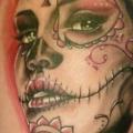 tatuaje Brazo Cráneo mexicano Mujer por Art Line Tattoo