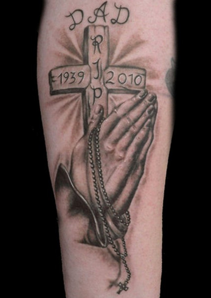 Tatuaggio Braccio Realistici Mani In Preghiera Mani di Art Line Tattoo