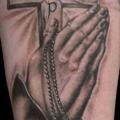 tatuaggio Braccio Realistici Mani in preghiera Mani di Art Line Tattoo