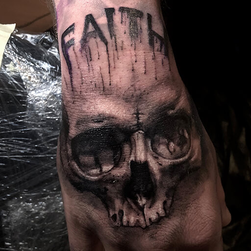 Tatuaje Cráneo Mano por Art Line Tattoo