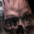 Totenkopf Hand tattoo von Art Line Tattoo