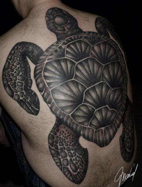 Tatuaje Espalda Tortuga por Tin Tin Tattoos