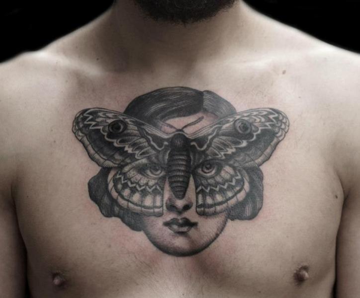 Tatouage Coffre Femmes Dotwork Papillon De Nuit par Tin Tin Tattoos