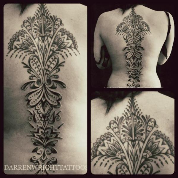 Tatuaje Espalda Tribal por Darren Wright Tattoos