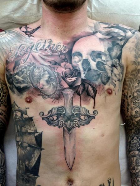 Tatuaje Pecho Cráneo Daga por Immortal Ink