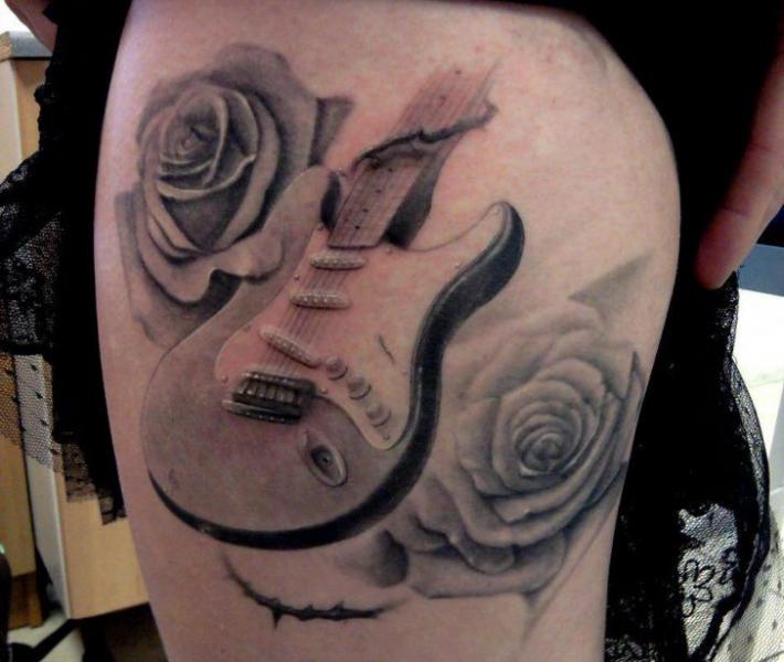 Realistische Blumen Gitarre Oberschenkel Tattoo von Immortal Ink