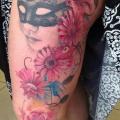 Bein Blumen Masken Oberschenkel tattoo von Immortal Ink