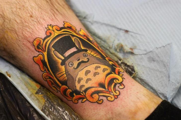Tatuaż Fantasy Noga Postać Medalik przez Renaissance Tattoo
