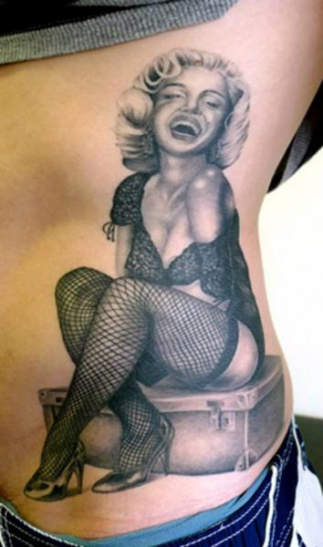 Tatuaje Realista Lado Marilyn Monroe por Renaissance Tattoo