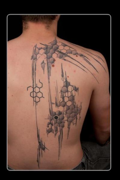 Tatuaje Espalda Geométrico por Corpus Del Ars