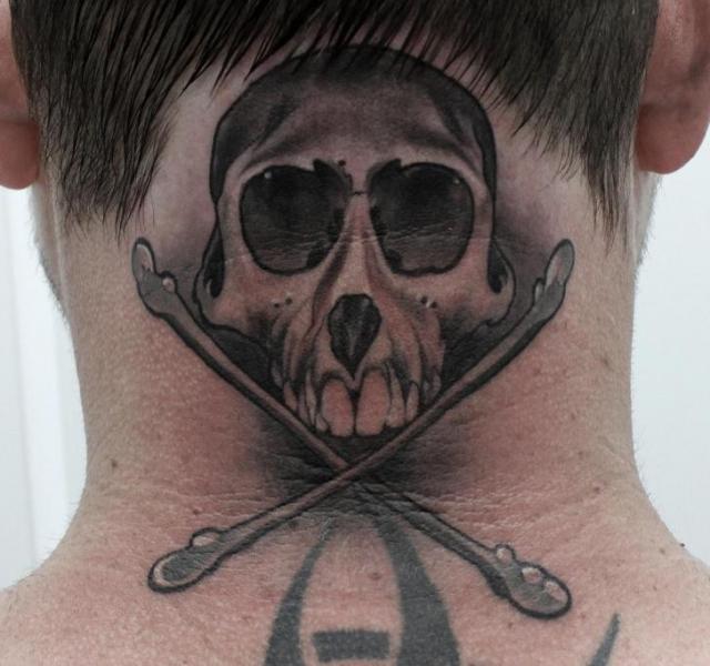 Tatuaje Cráneo Cuello Hueso por Matt Jordan Tattoo