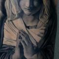 Schulter Gebetshände Religiös Nonne tattoo von Matt Jordan Tattoo