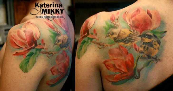 Tatuaggio Spalla Realistici Fiore Uccello di Mikky Tattoo