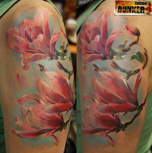 Tatuaje Hombro Realista Flor por Mikky Tattoo