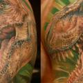 tatuaje Hombro Realista Dinosaurio por Mikky Tattoo