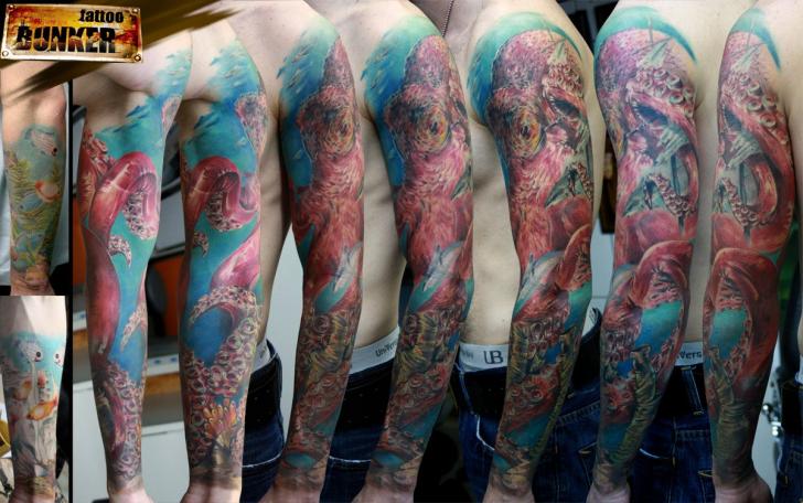 Tatuaje Hombro Realista Mar Pulpo por Mikky Tattoo