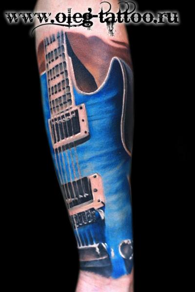 Tatuaje Brazo Realista Guitarra por Oleg Tattoo