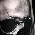 tatuaje Brazo Cráneo por Oleg Tattoo