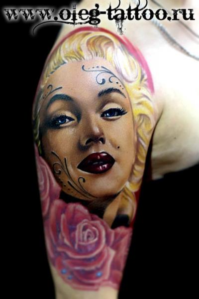 Tatuaje Hombro Marilyn Monroe por Oleg Tattoo
