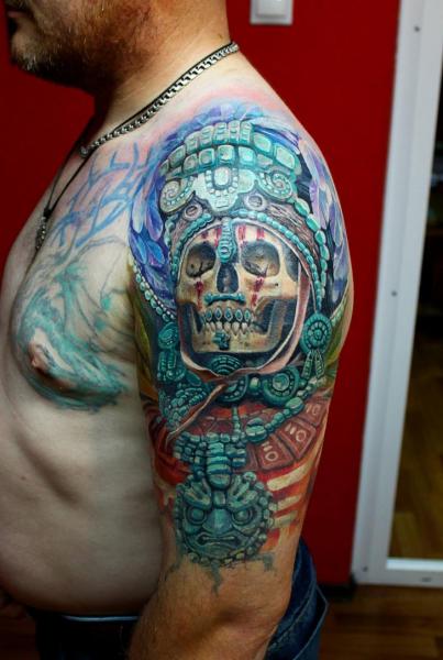 Tatuaje Hombro Fantasy Cráneo Maya por Tattoo X