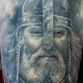 tatuaje Hombro Realista Vikingo por Tattoo X