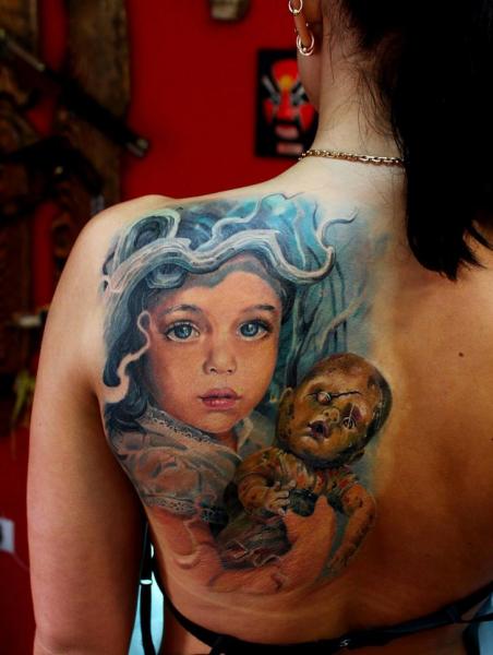 Tatuaje Hombro Realista Niños Marioneta por Tattoo X
