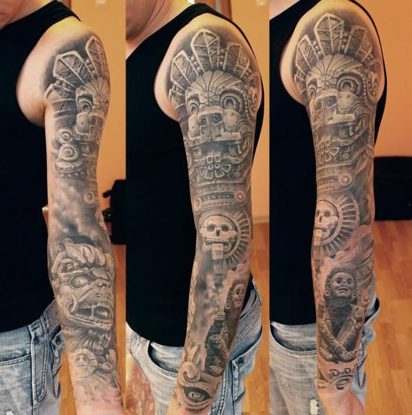 Tatouage Maya Sleeve par Tattoo X