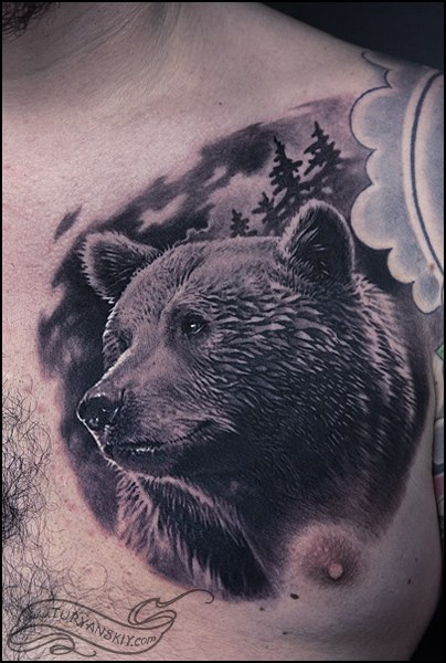 Tatuaje Realista Pecho Oso por Oleg Turyanskiy