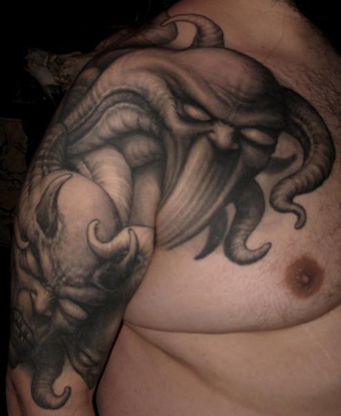Schulter Brust Monster Tattoo von Dark Images Tattoo