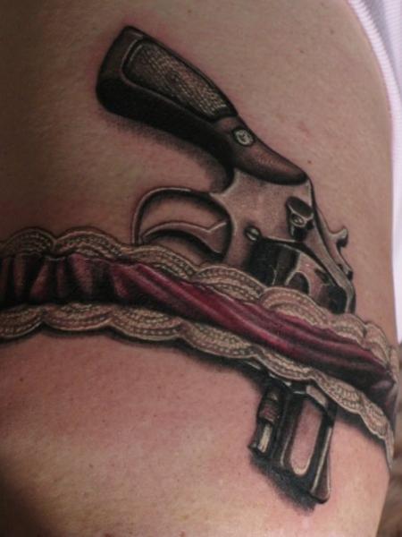 Tatuaje Realista Pistola Muslo Liga por Dark Images Tattoo
