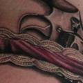 tatuaje Realista Pistola Muslo Liga por Dark Images Tattoo