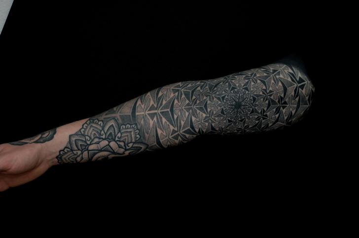 Tatuagem Braço Dotwork Geométrico por Gerhard Wiesbeck
