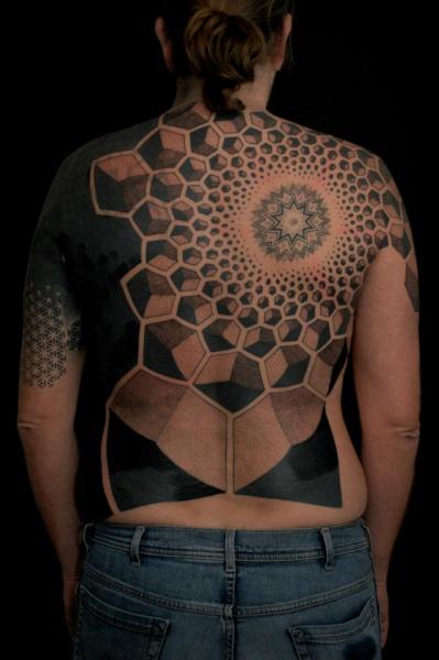 Tatuaje Espalda Dotwork Óptico por Gerhard Wiesbeck
