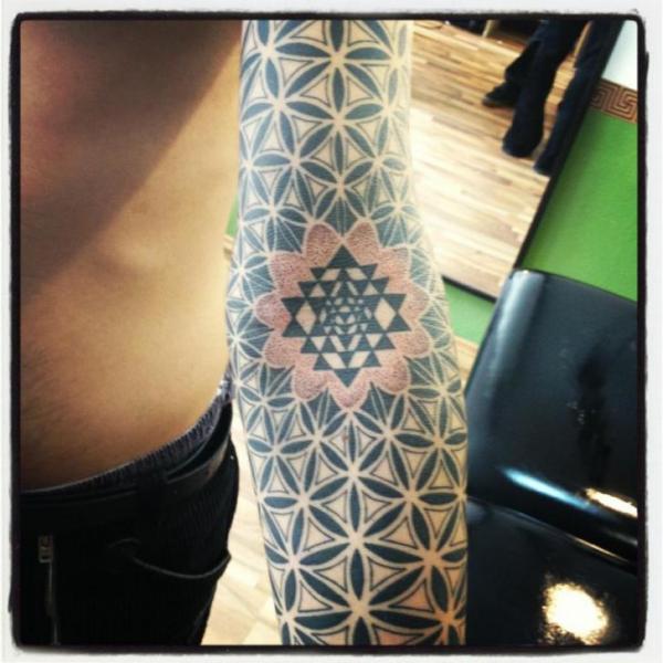 Tatuaje Brazo Dotwork por Time Travelling Tattoo