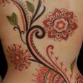tatuaje Flor Espalda Dotwork por Time Travelling Tattoo