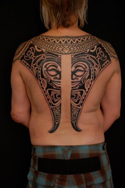 Tatuaż Plecy Tribal przez Time Travelling Tattoo