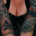 Schulter Arm Dotwork tattoo von Time Travelling Tattoo