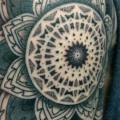 tatuaje Hombro Dotwork Geométrico por Time Travelling Tattoo