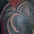 Schulter Dotwork tattoo von Time Travelling Tattoo