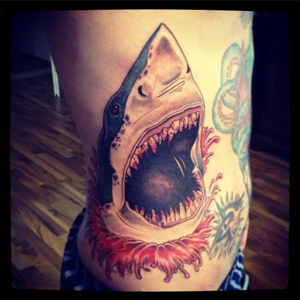 Tatuaje Realista Lado Tiburón por Time Travelling Tattoo