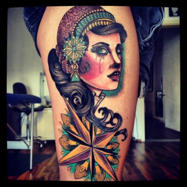 Tatuaggio Gypsy Coscia di Time Travelling Tattoo