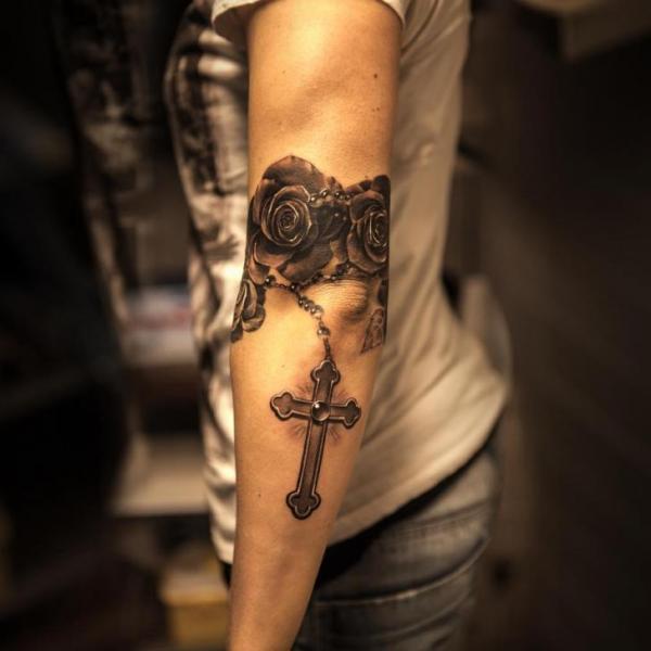 Tatuaggio Braccio Realistici Fiore Croce di Wicked Tattoo