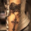 Arm Realistische Blumen Crux tattoo von Wicked Tattoo